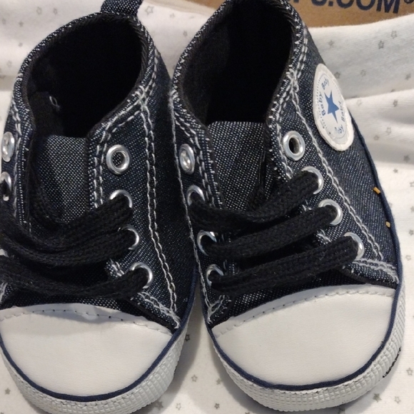 Stylish Black and Gray Kids Sneakers - Picture 3 of 10